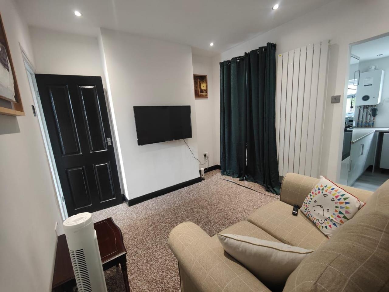 Cozy Luton Apartment ชาแธม ภายนอก รูปภาพ
