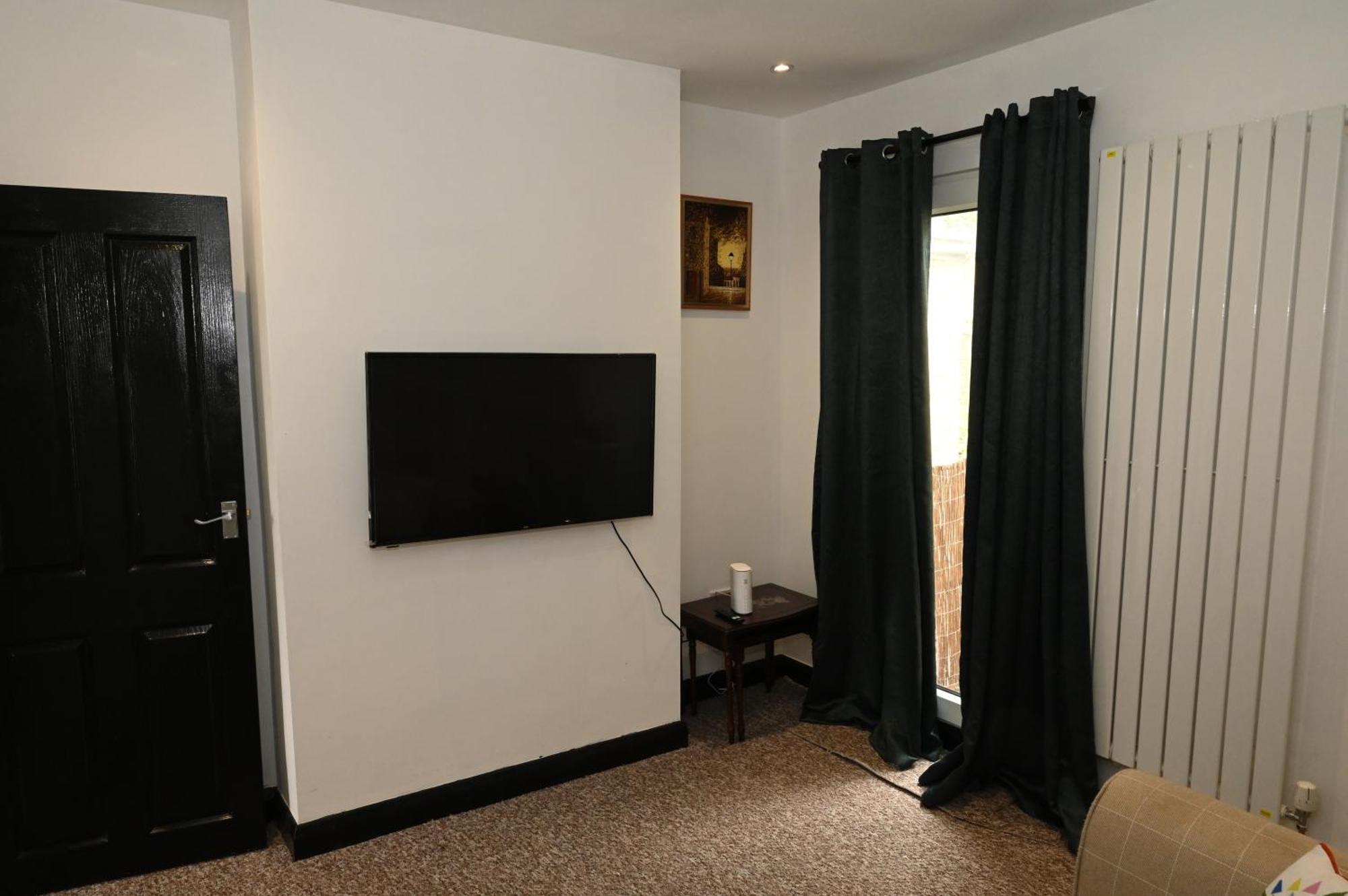 Cozy Luton Apartment ชาแธม ภายนอก รูปภาพ